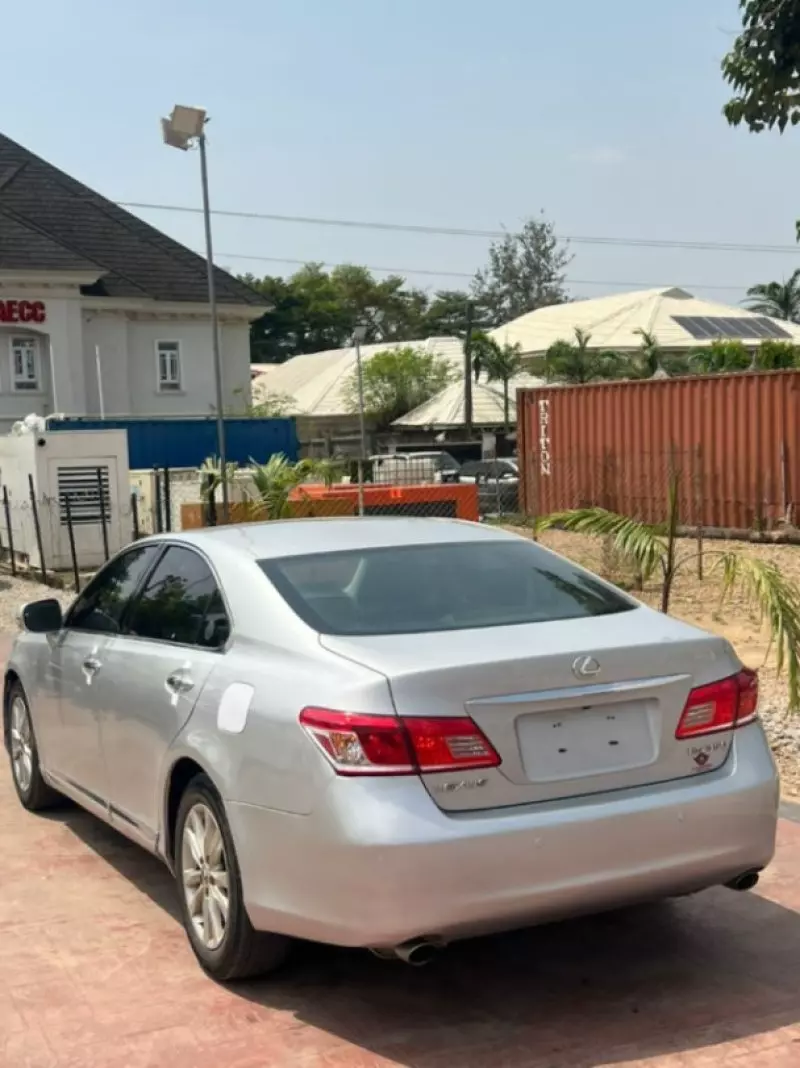 Lexus ES 300   - 2011