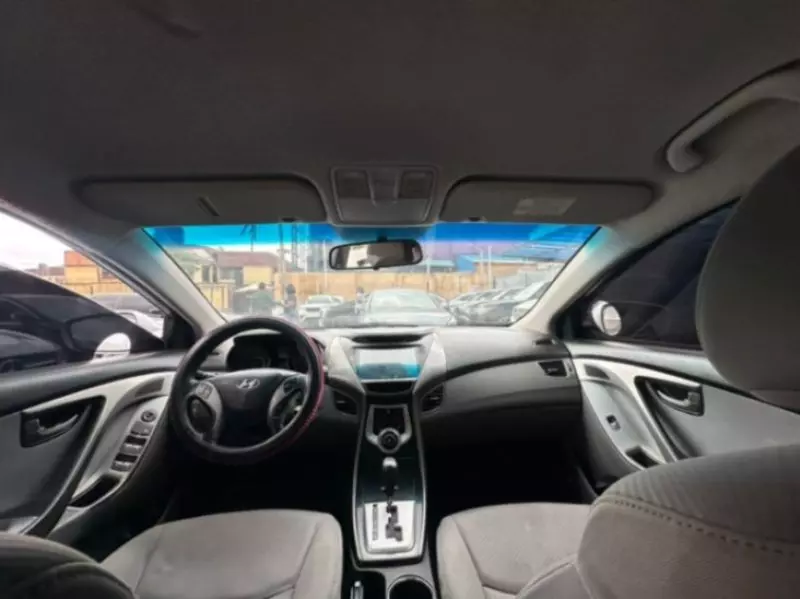 Hyundai Elantra   - 2012