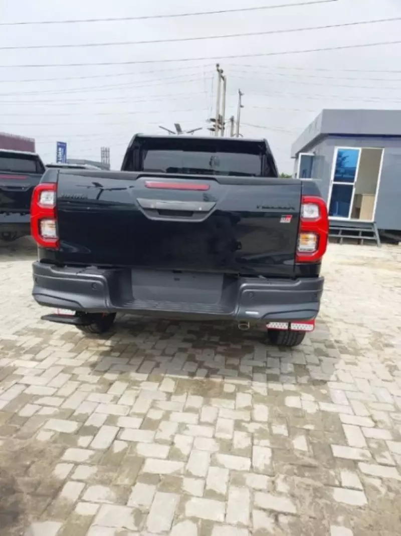 Toyota Hilux   - 2025