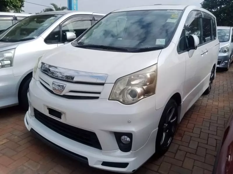 Toyota Noah   - 2012