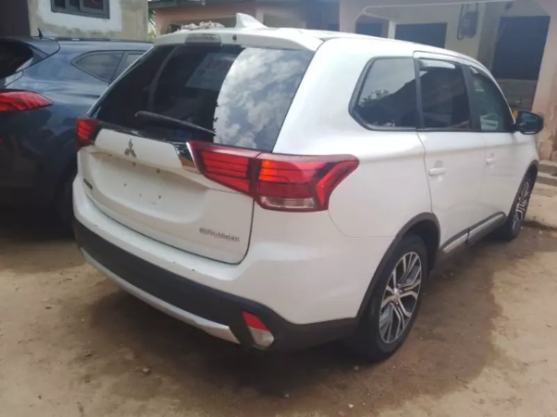 Mitsubishi Outlander   - 2019