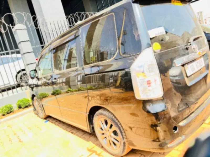 TOYOTA Voxy    - 2012