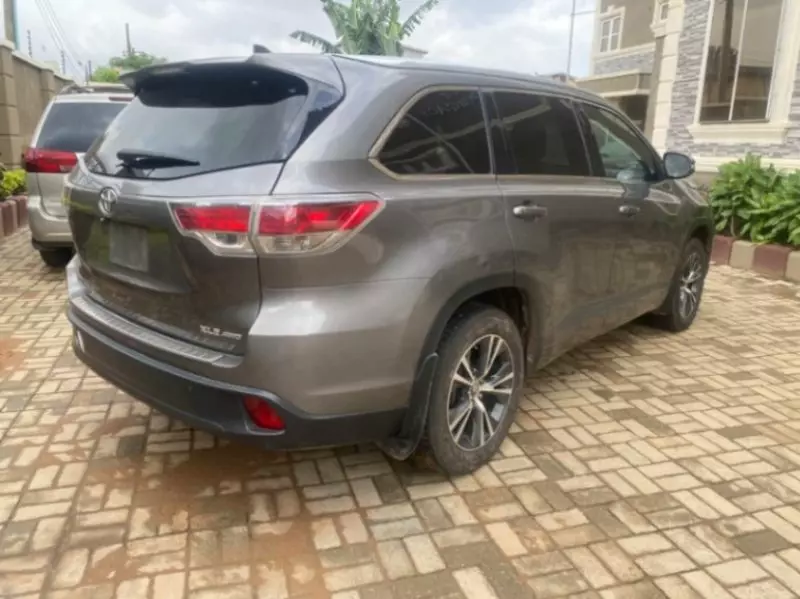 Toyota Highlander   - 2016