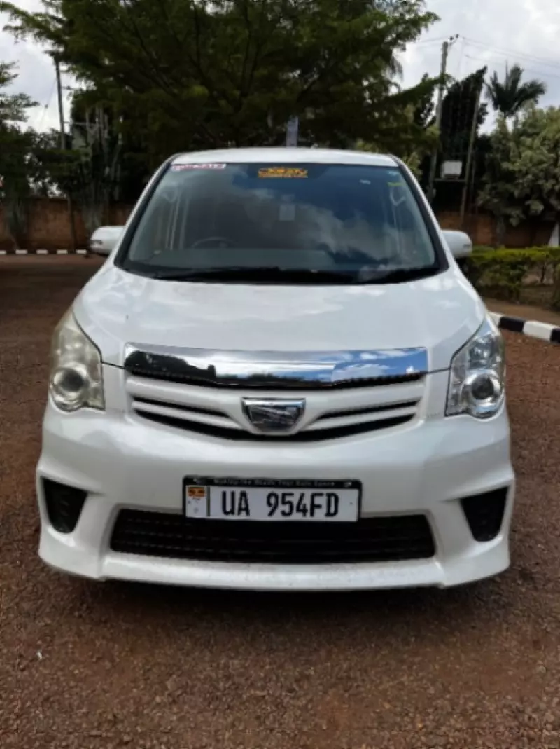 TOYOTA Noah   - 2012