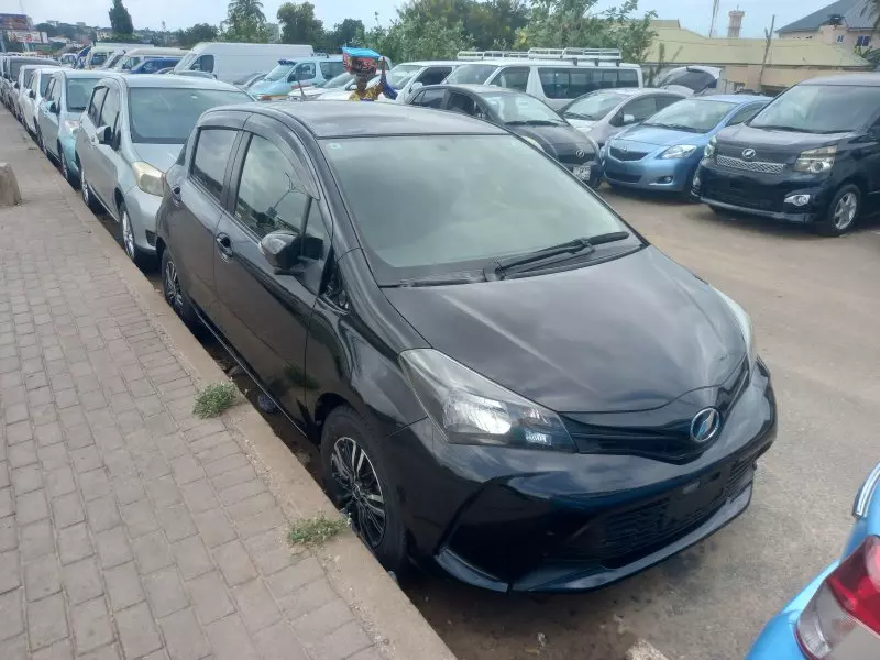 Toyota Vitz   - 2013
