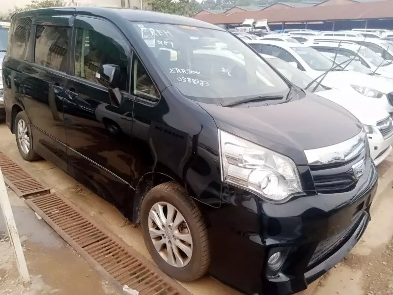 Toyota Noah   - 2013