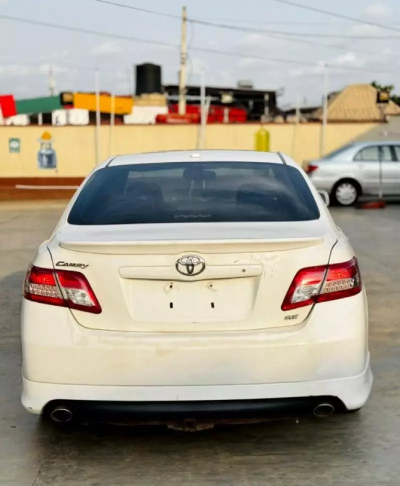 Toyota Camry   - 2011