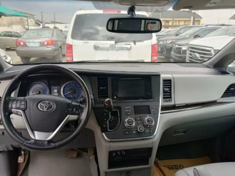 Toyota Sienna - 2016