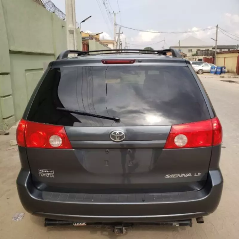 TOYOTA Sienna   - 2010