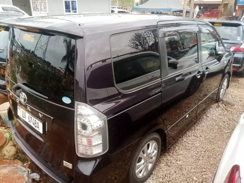 TOYOTA Noah   - 2010