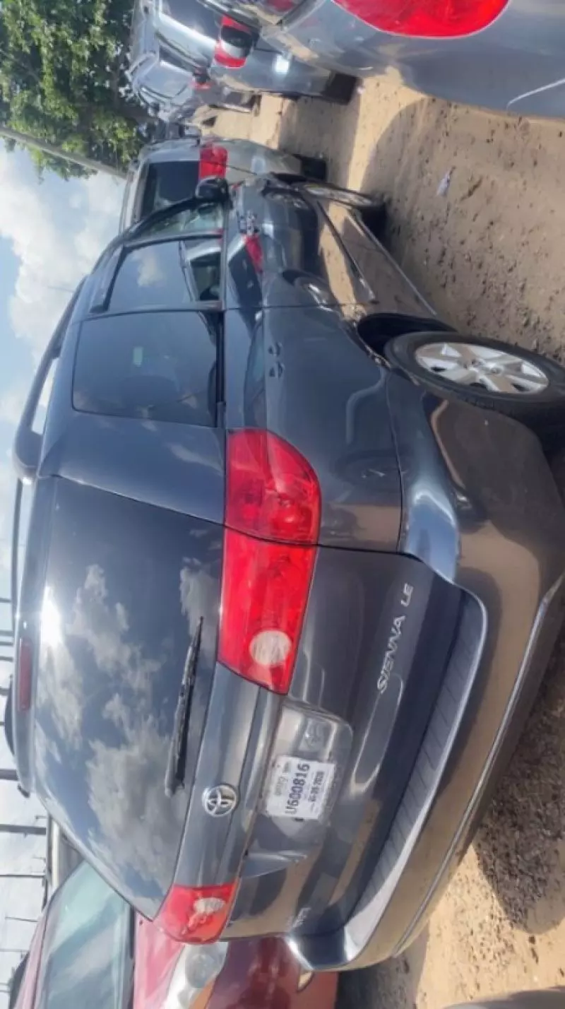 TOYOTA Sienna   - 2009