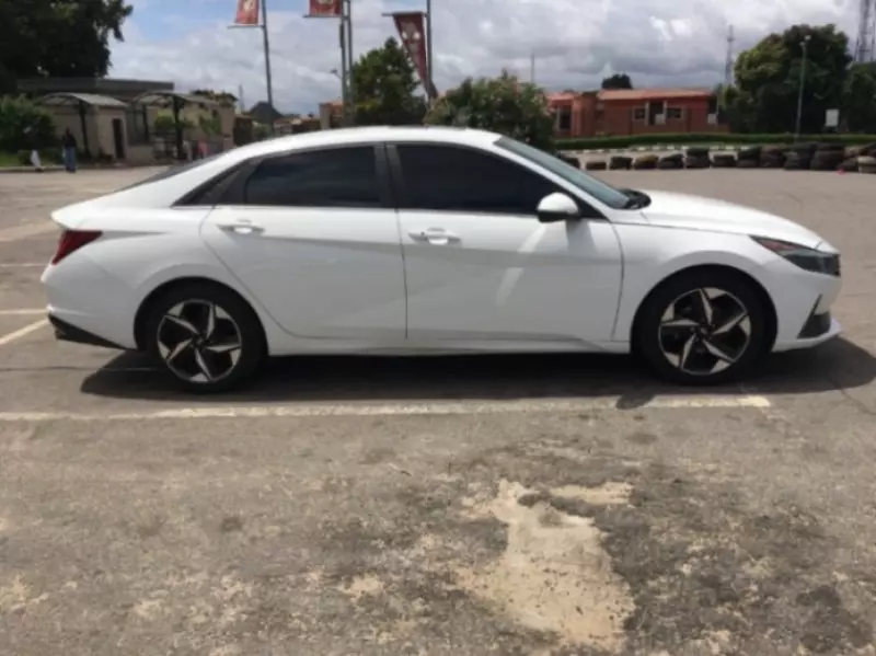 Hyundai Elantra - 2021