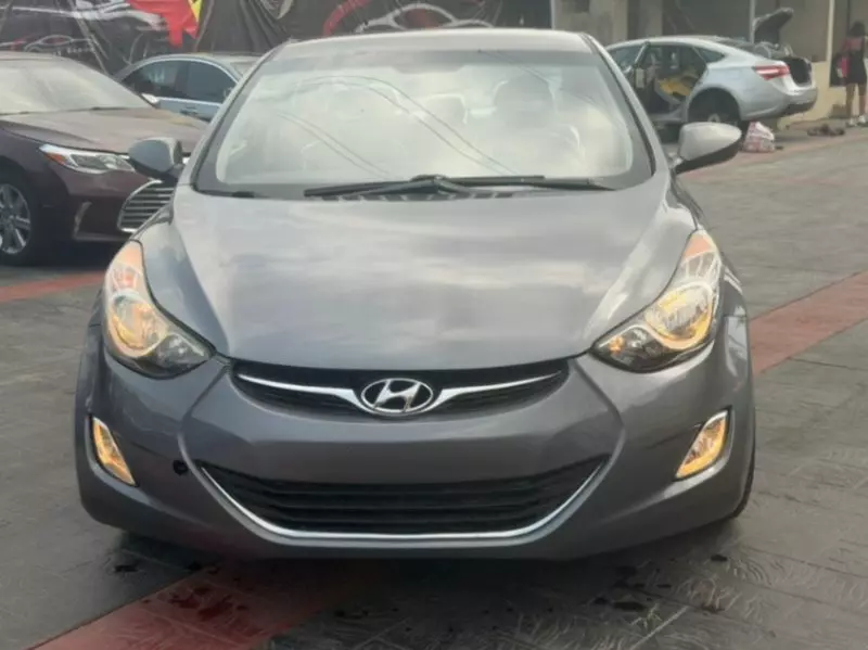 Hyundai Elantra   - 2012