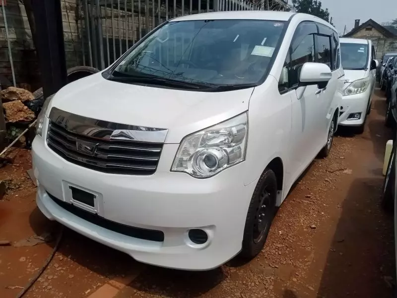 Toyota Noah   - 2012