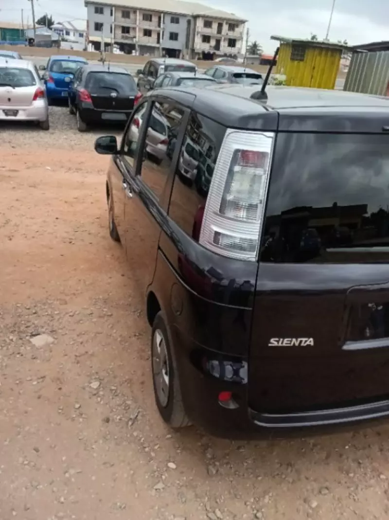 Toyota Sienta   - 2012