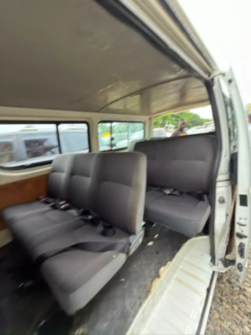 TOYOTA Hiace - 2012