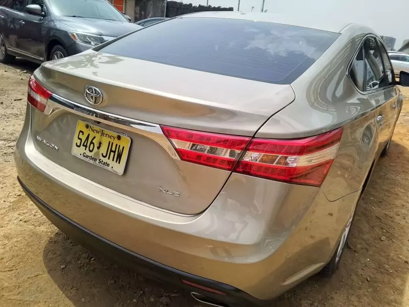 Toyota Avalon   - 2013