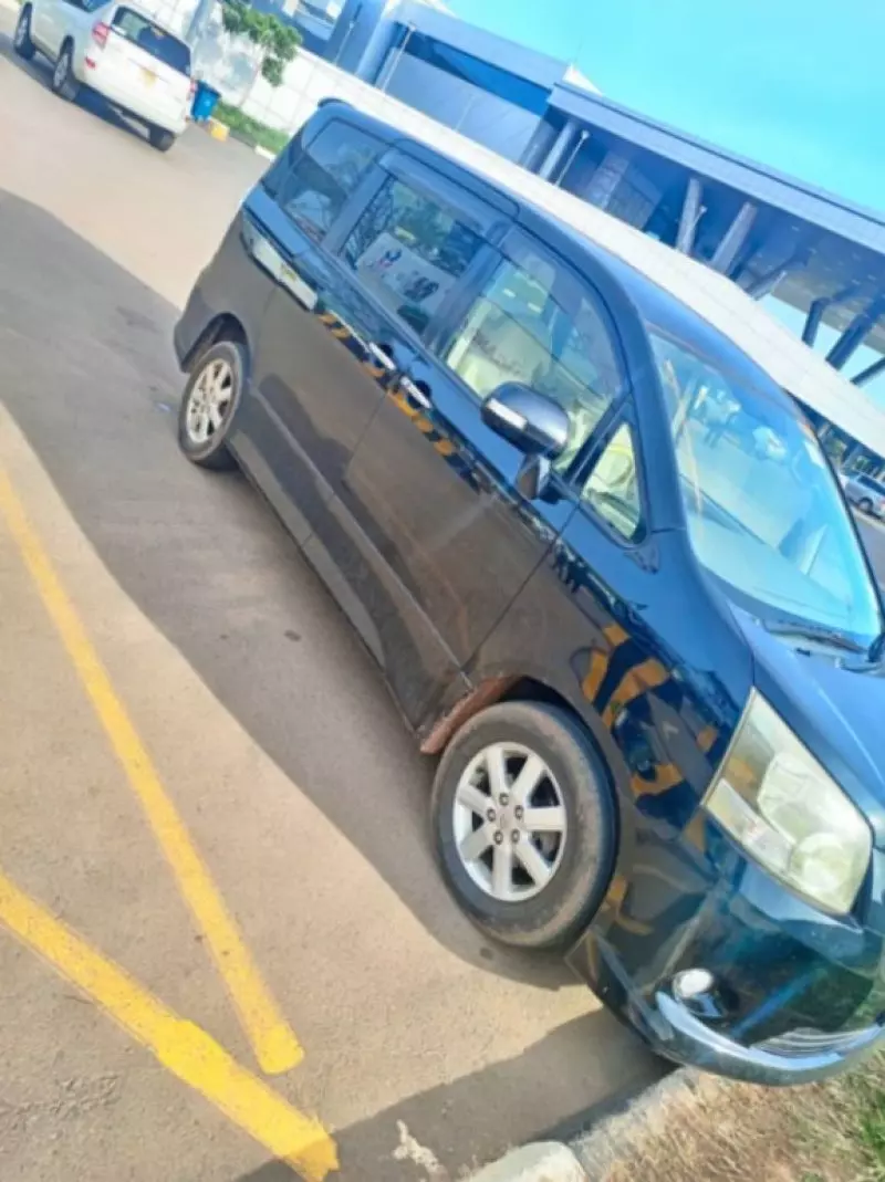 Toyota Noah   - 2009