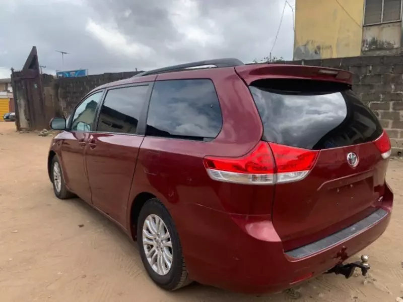 TOYOTA Sienna   - 2012