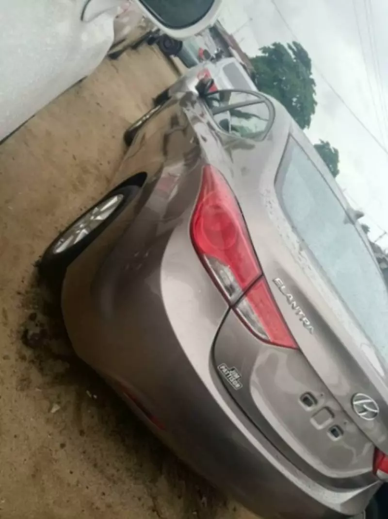 Hyundai Elantra   - 2013