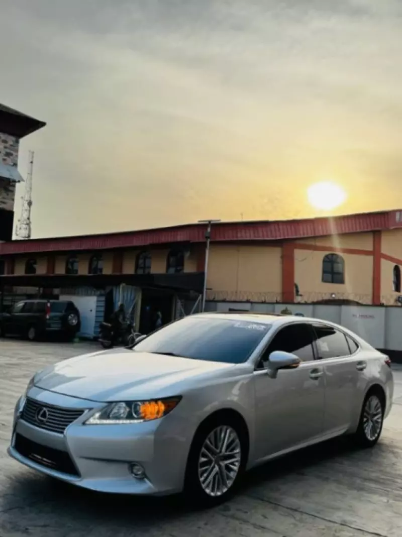 Lexus ES   - 2014