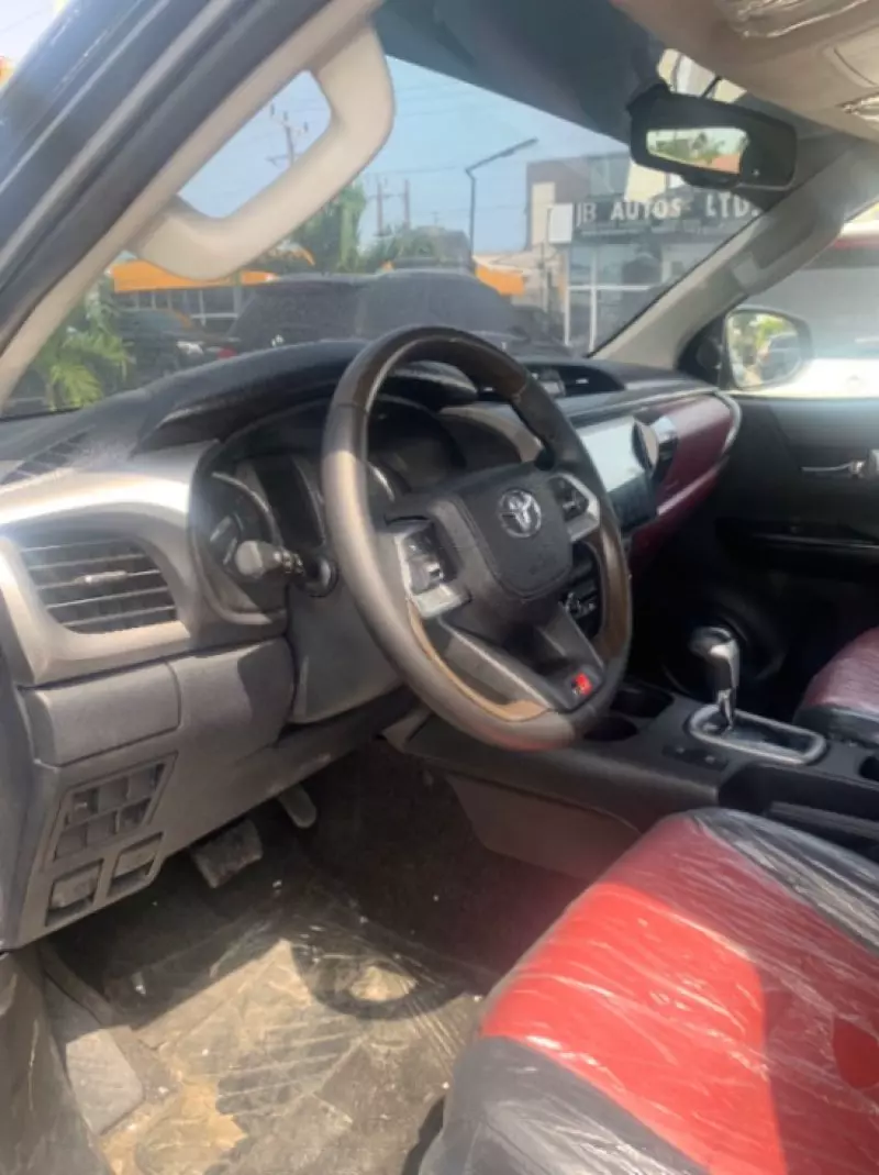 Toyota Hilux    - 2022
