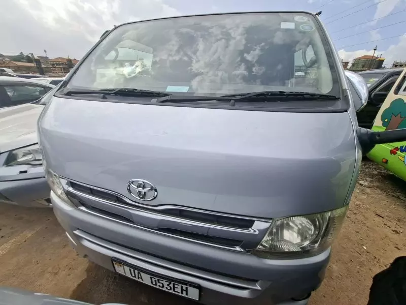 Toyota Hiace   - 2011