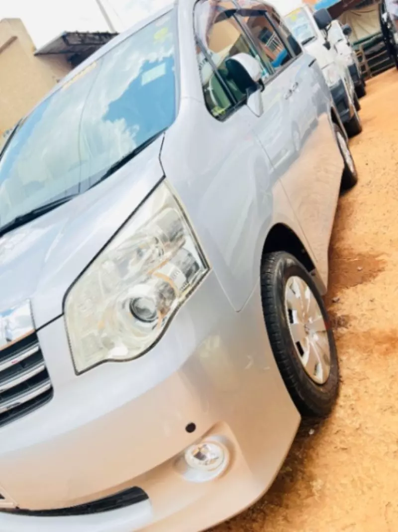 TOYOTA Noah - 2012