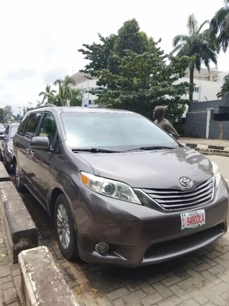 TOYOTA Sienna - 2013