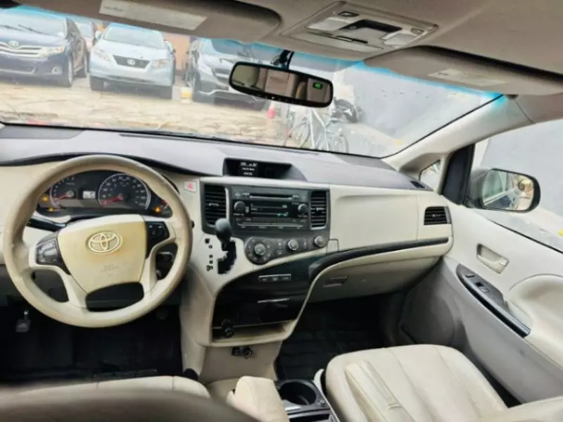 Toyota Sienna   - 2011