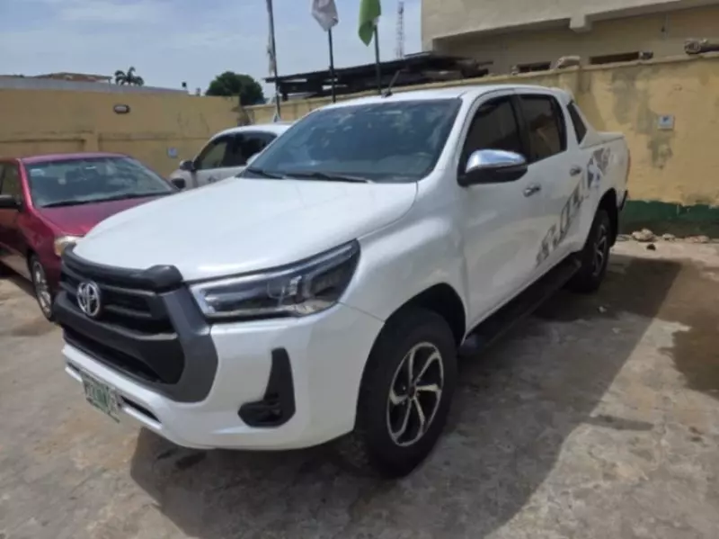 TOYOTA Hilux   - 2019