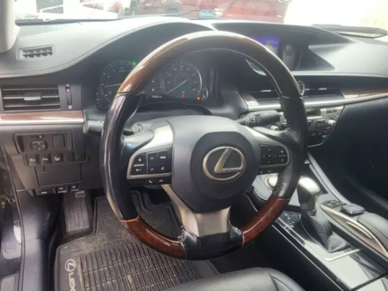 Lexus ES   - 2017