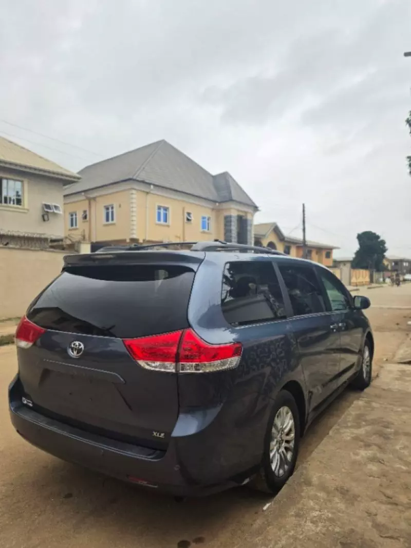 TOYOTA Sienna   - 2013