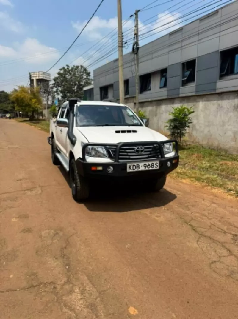 TOYOTA Hilux   - 2013