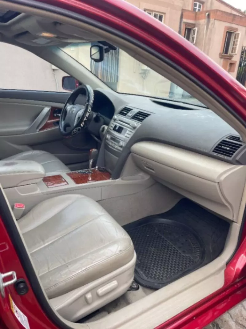 TOYOTA Camry - 2010