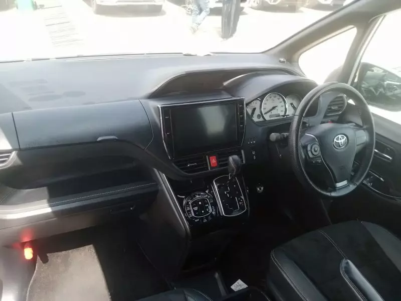 Toyota Noah   - 2016