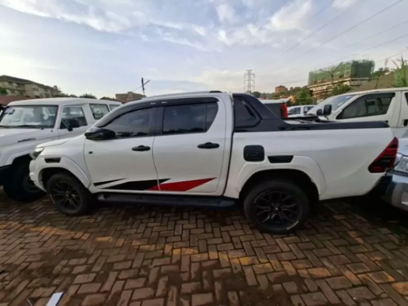 Toyota Hilux   - 2021