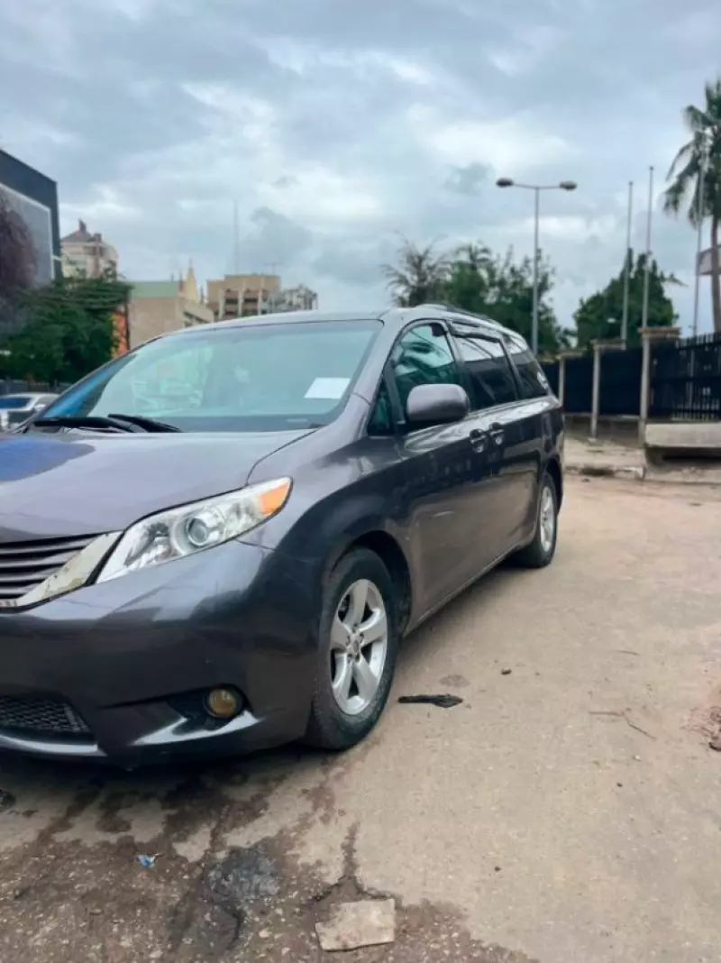 TOYOTA Sienna   - 2011