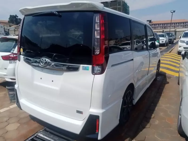 Toyota Noah   - 2016