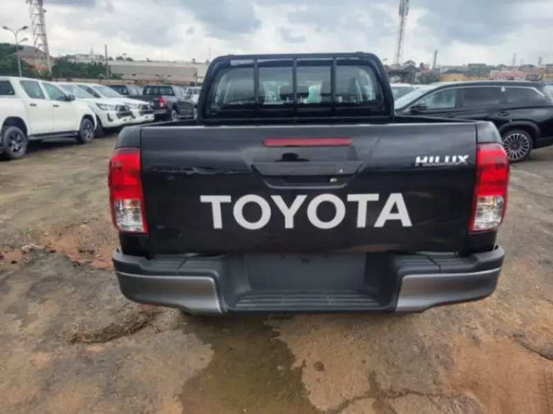 TOYOTA Hilux - 2025