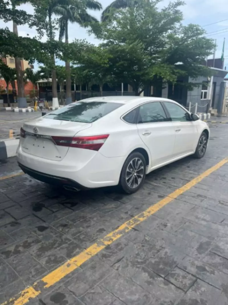 Toyota Avalon   - 2016
