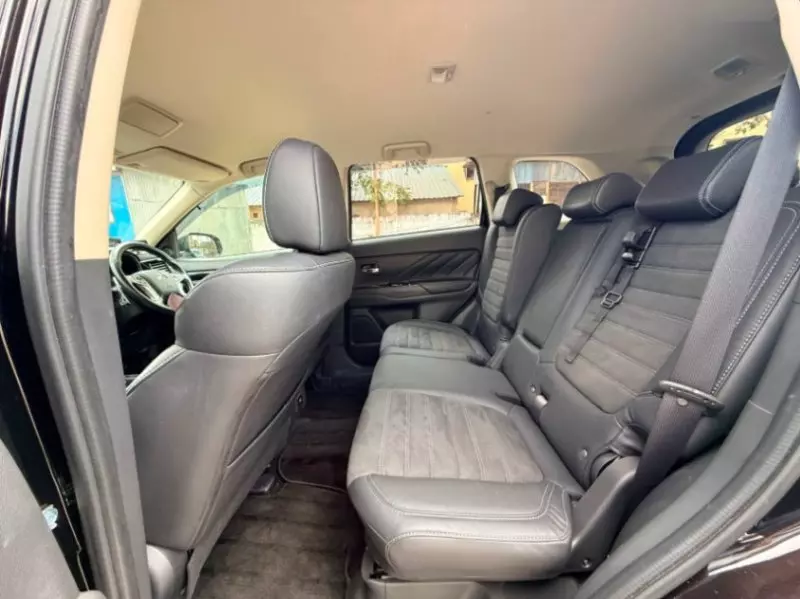 Mitsubishi Plug-in Hybrid Outlander   - 2019