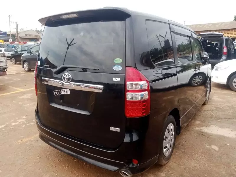 Toyota Noah   - 2012