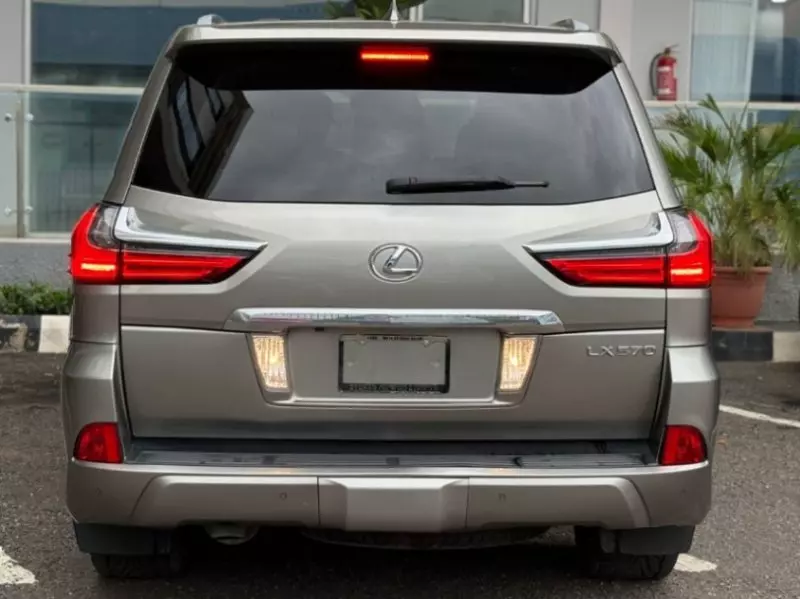 Lexus LX 570 - 2016