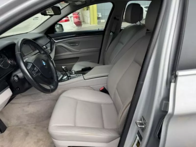 BMW 528i   - 2011