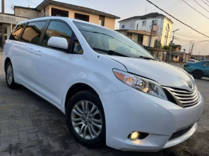 TOYOTA Sienna   - 2011