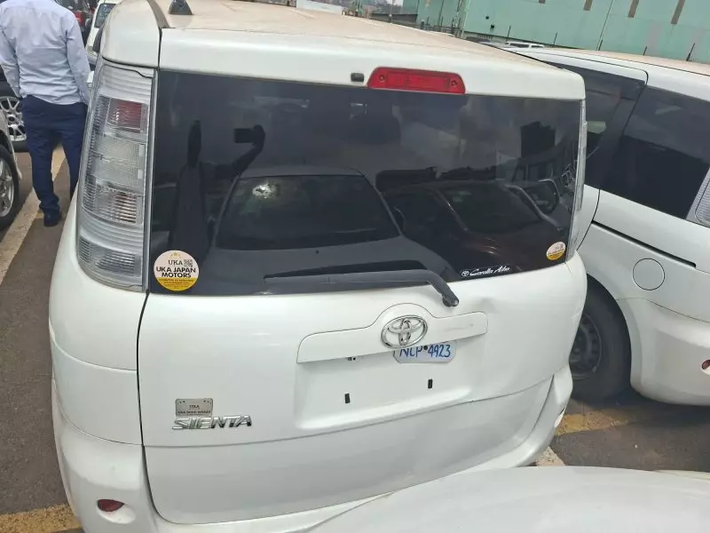 Toyota Sienta - 2012