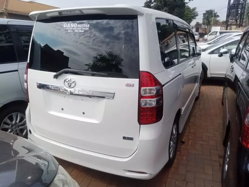 Toyota Noah - 2012