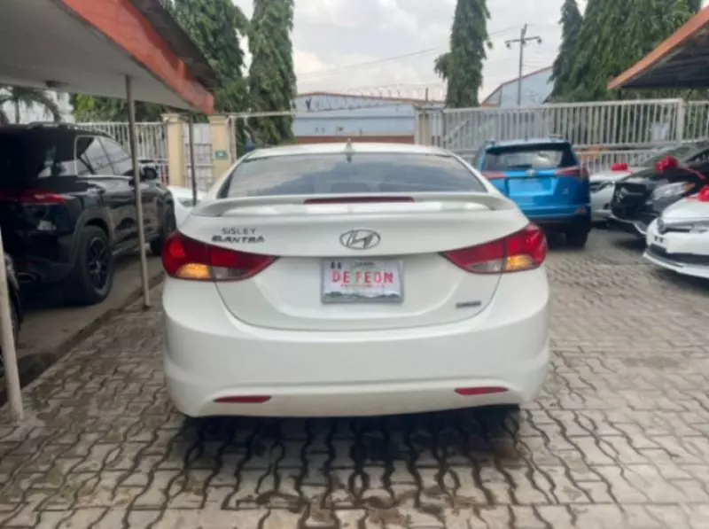 Hyundai Elantra   - 2013