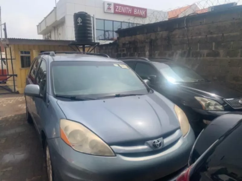 Toyota Sienna   - 2009